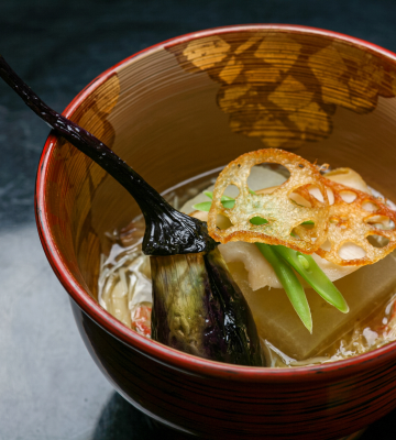 季節の食材を盛り付けたお椀