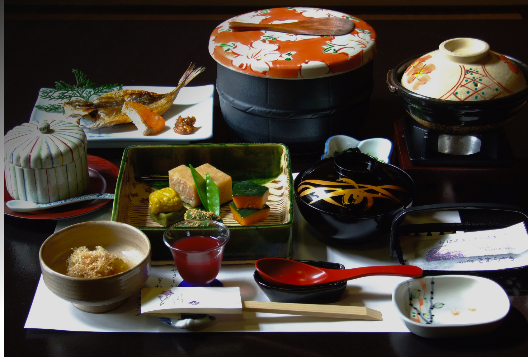旬の食材を揃えた昼の特別御前