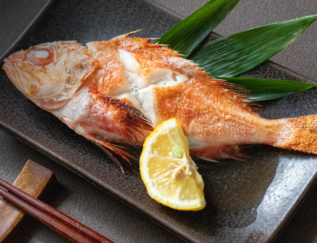 旬の魚を香ばしく焼き上げた一皿
