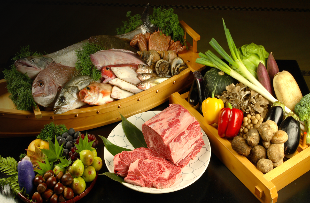 器と食材の美しさを生かした季節の日本料理