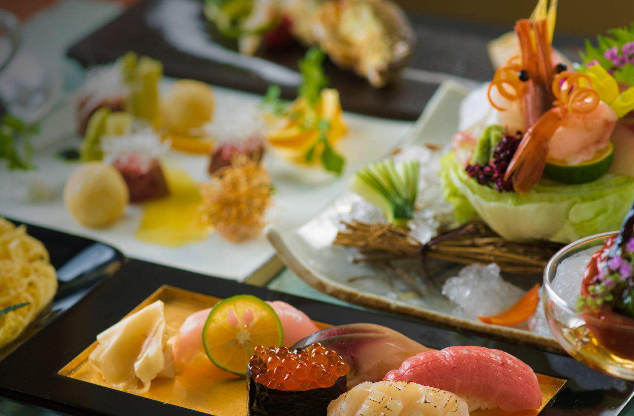 彩り豊かな盛り付けを施した日本料理